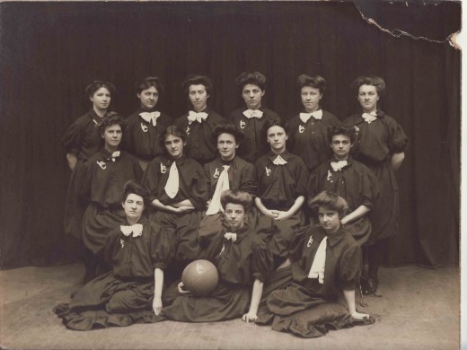 The 1907 Johnson & Johnson women’s basketball team, made up of Laurel Club members. From our archives.