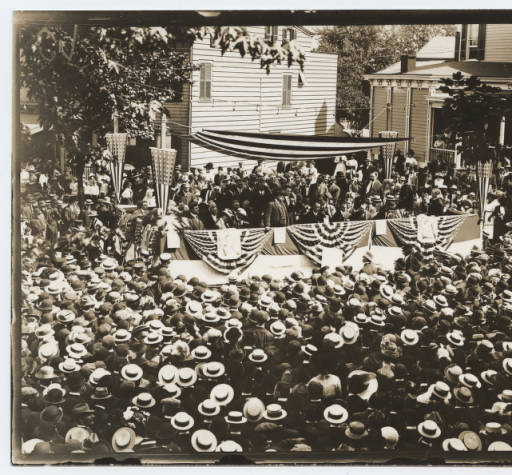 Theodore Roosevelt campaigning in New Brunswick, NJ, 1912. DeGolyer Library, Southern Methodist University, Doris A. & Lawrence H. Budner Collection on Theodore Roosevelt. Photo used by permission.