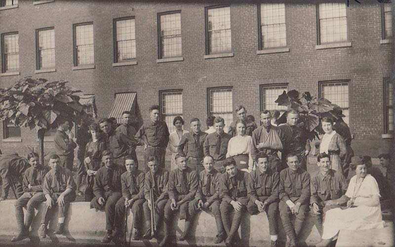 Laurel Club Members with Injured WWI Soldiers